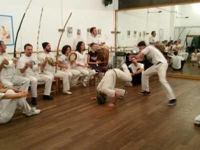 Mentre si esegue la roda gli altri capoeristi suonano gli strumenti tipici della capoeira